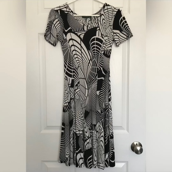 NWOT TRICOTTO Black White Abstract Midi Dress S/M Fit Short Sleeve Flare - Picture 1 of 10